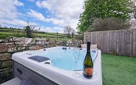 Family Friendly, Self Contained, Bed And Breakfast With Private Hot Tub